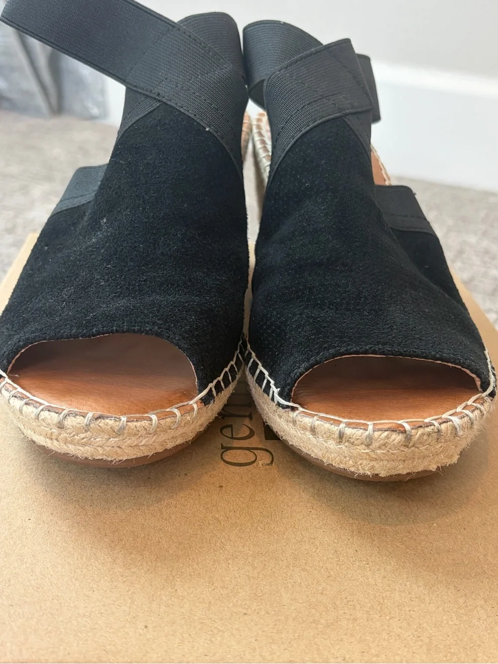 Gentle Souls by Kenneth Cole Colleen Wedge Sandal Sz 8, Black
